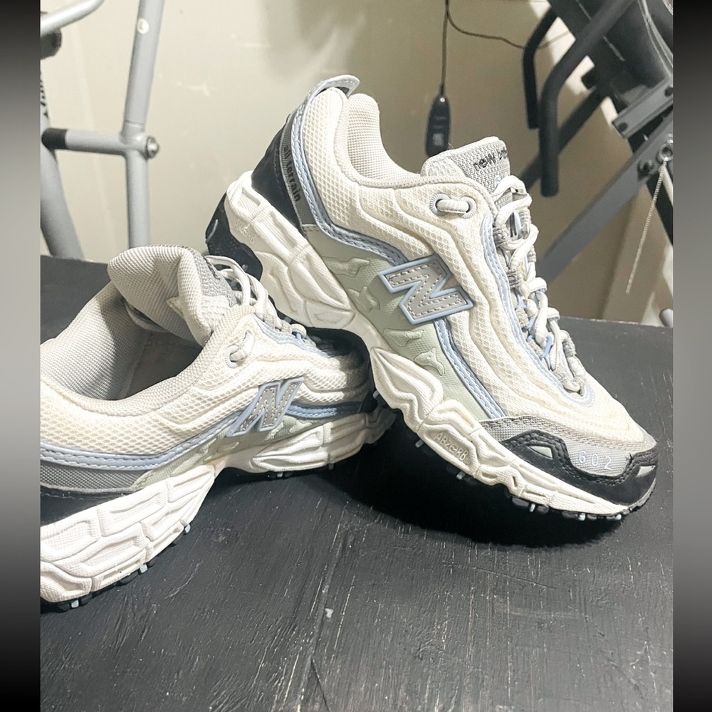 Vintage NB 602. White/grey/blue/silver/black. Women’s size6